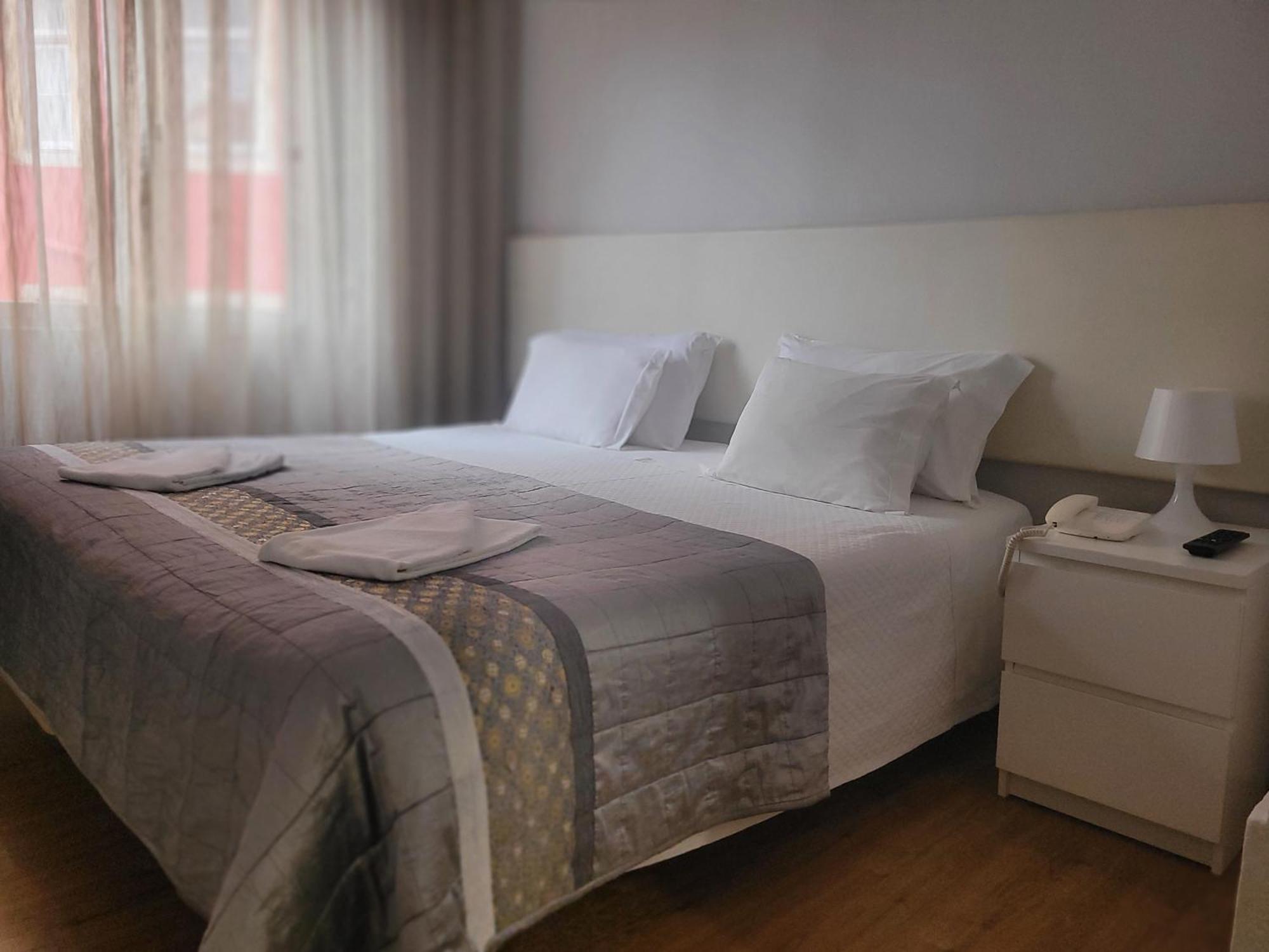 Residencial Valentina Hotel Lisbon Luaran gambar A bedroom in a hotel