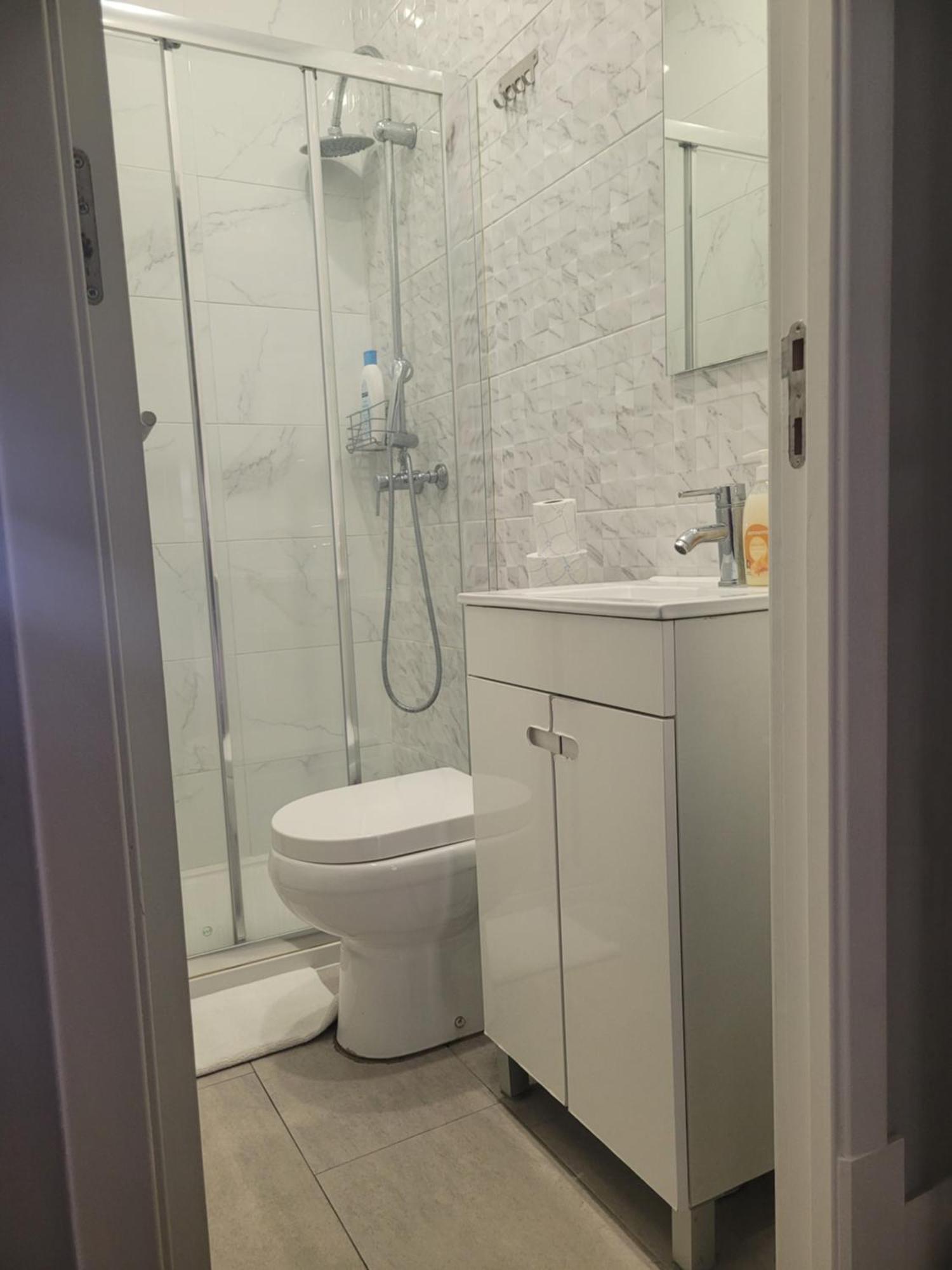 Residencial Valentina Hotel Lisbon Luaran gambar A shower room