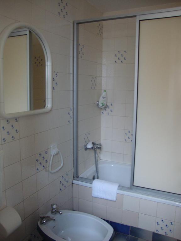 Residencial Valentina Hotel Lisbon Luaran gambar A shower door