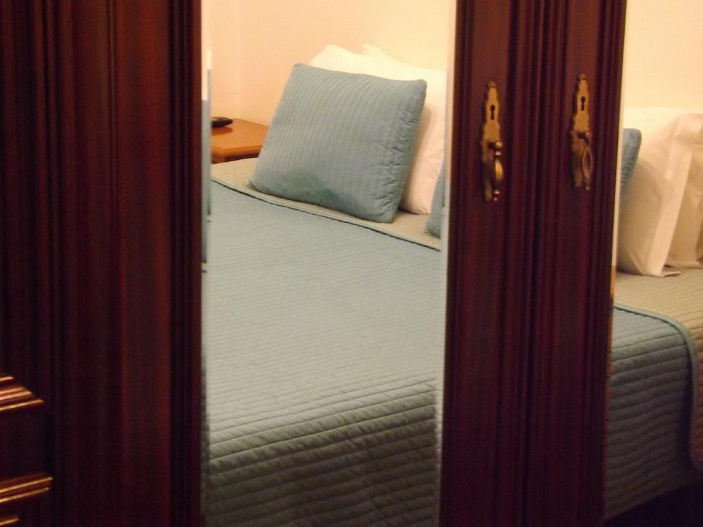 Residencial Valentina Hotel Lisbon Luaran gambar A bed in a hotel room